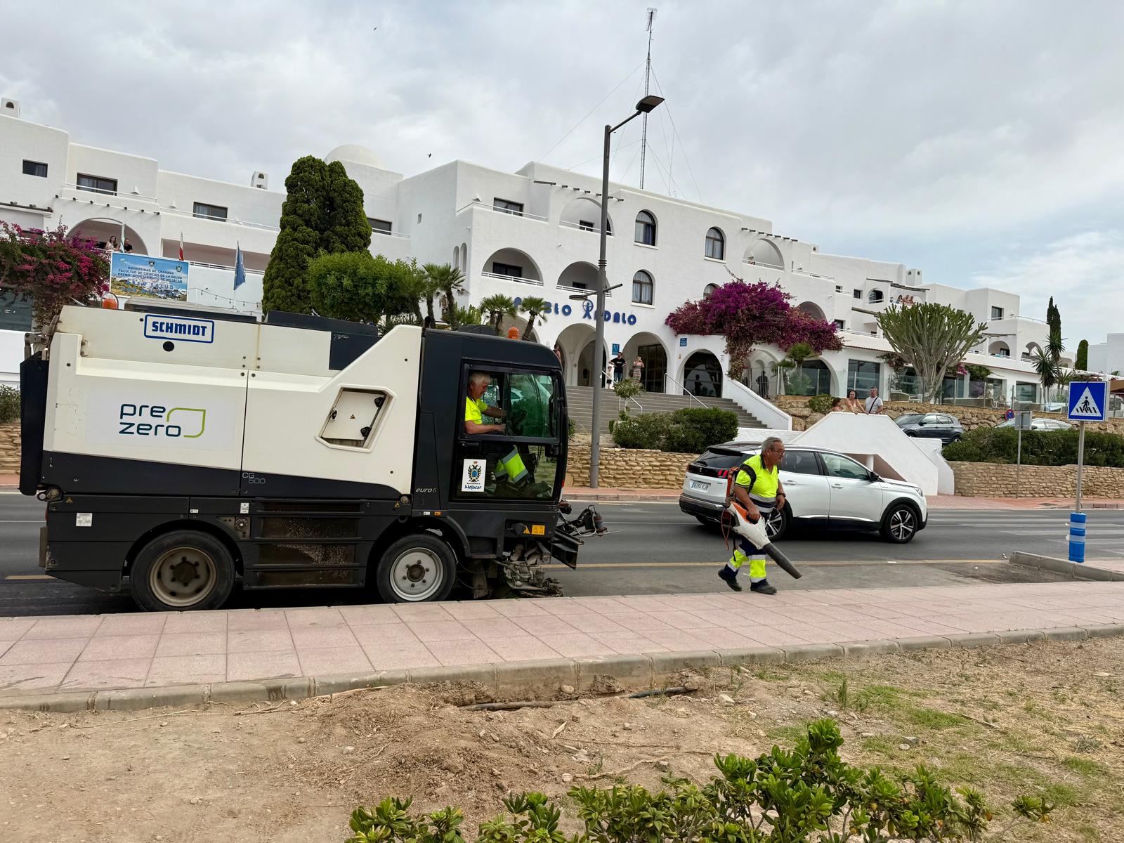 Mojácar Council approved, with urgent ratification, the expansion of the concession contract for street cleaning, beach cleaning and garden maintenance services at the extraordinary plenary session held on the 11th of August.